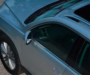 Principales problemas en los coches durante la revisión de un vehículo gris con el capó abierto