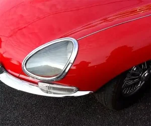 Tipos de pintura para coches aplicados en la carrocería roja brillante de un vehículo clásico