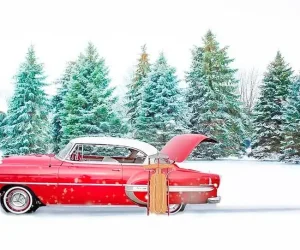 Cuidados para el vehículo en invierno con un coche estacionado en la nieve