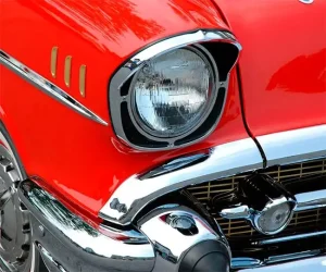 Por qué apostar por la hidroimpresión en carbono para personalizar las piezas de un coche clásico rojo