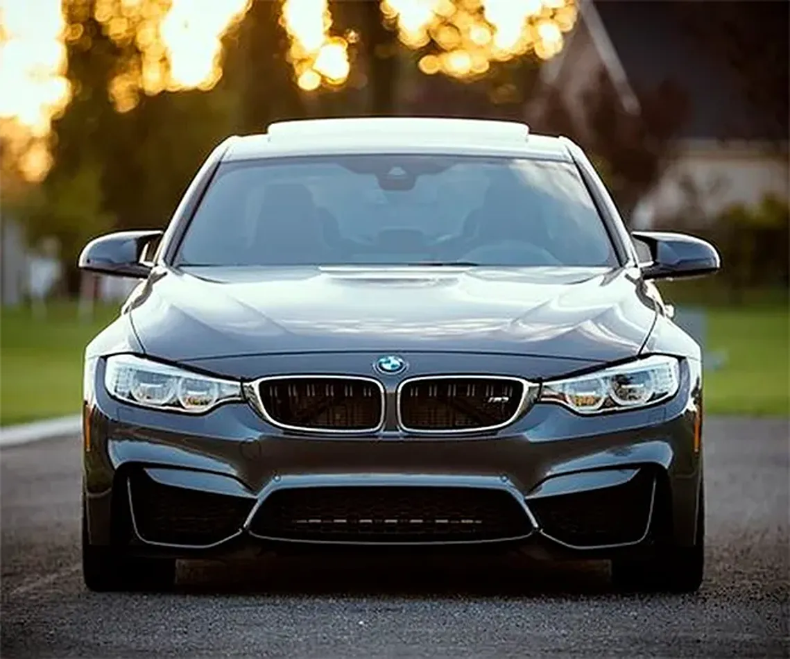 Precauciones para mantener el buen estado de la pintura de tu coche en verano aplicadas a un BMW gris