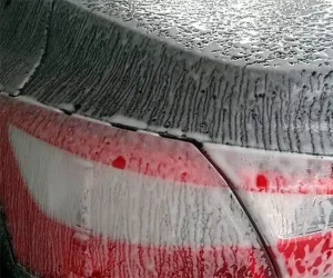 Por qué es aconsejable encerar el coche después del lavado para proteger la pintura
