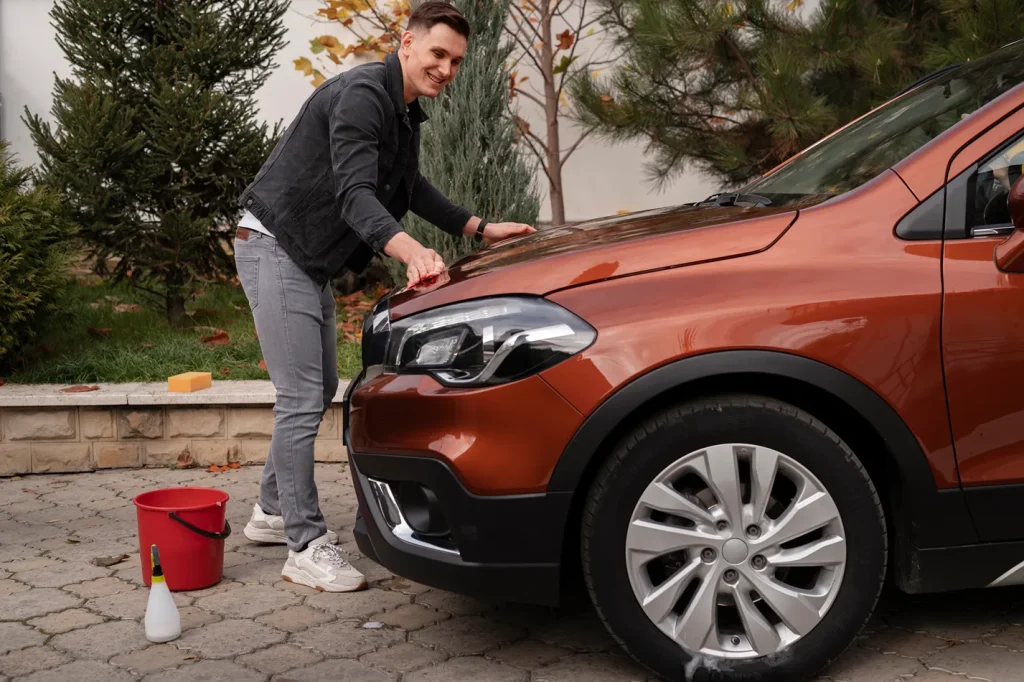 Trucos para eliminar los restos de insectos de tu coche Trucos para eliminar los restos de insectos de tu coche con limpieza de carrocería exterior