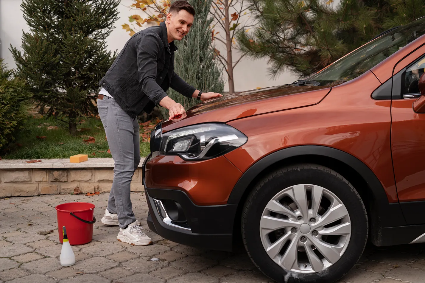 Trucos para eliminar los restos de insectos de tu coche con limpieza de carrocería exterior