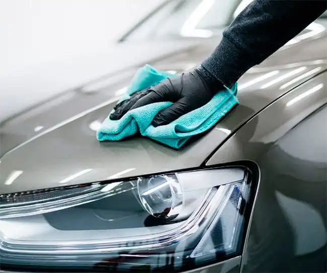 ¿Cómo puedes cuidar tu coche? Cómo puedes cuidar tu coche con limpieza de carrocería y faro delantero
