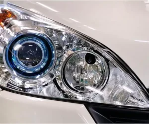 Por qué hay que pulir los faros en coche blanco con faro delantero restaurado