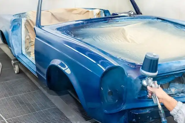 Contacto Conoce nuestros servicios como taller de chapa y pintura en Valencia con proceso de pintura profesional en coche azul