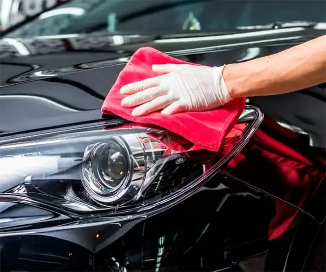 Influye el color del coche en el consumo de combustible con limpieza de faro y carrocería de coche negro