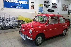 Blog Chapa y pintura en Valencia con coche clásico rojo dentro de Talleres Aparicio