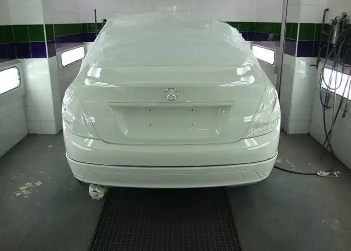 Plancha y Pintura Valencia con coche blanco recién pintado en cabina