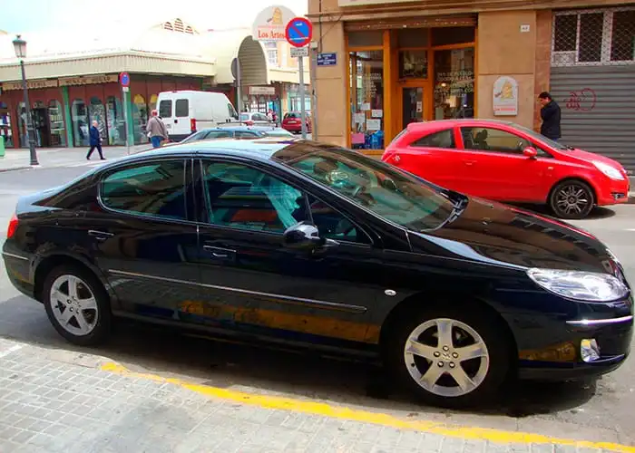 Coche negro reparado después del trabajo de carrocería