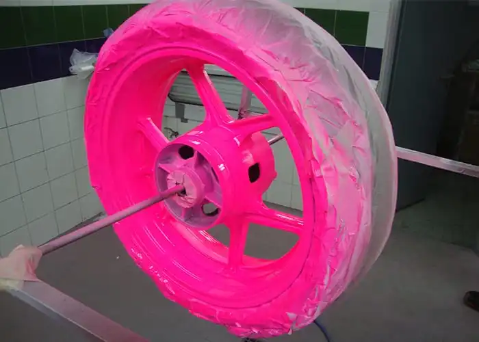 Aplicación de pintura rosa personalizada sobre una llanta