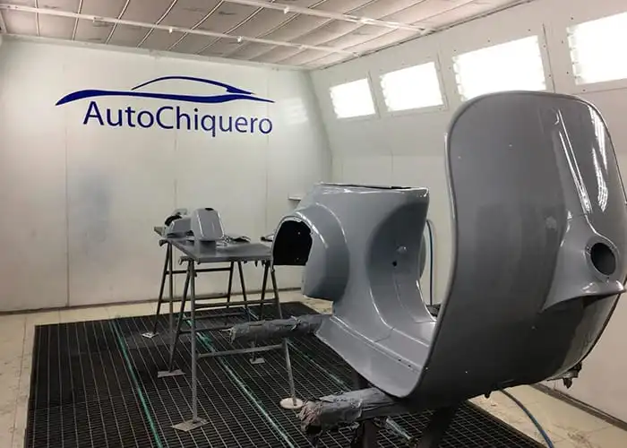 Piezas de motocicleta pintadas dentro de cabina profesional