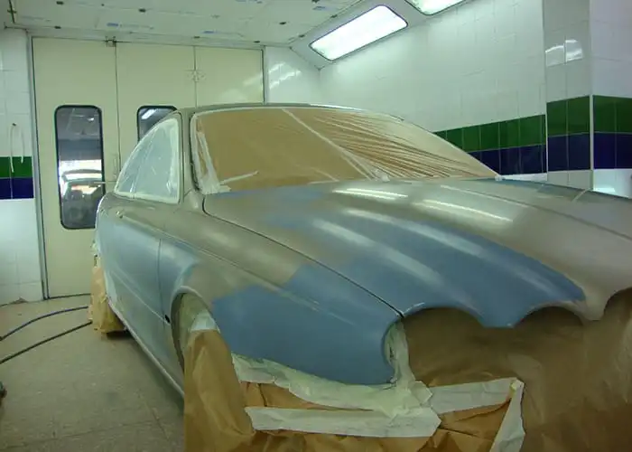 Preparación frontal de vehículo antes de aplicar pintura
