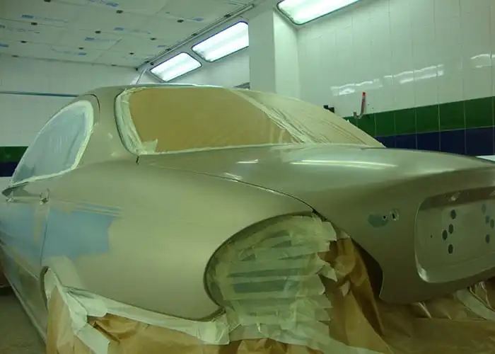 Preparación trasera de coche para reparación de plancha y pintura