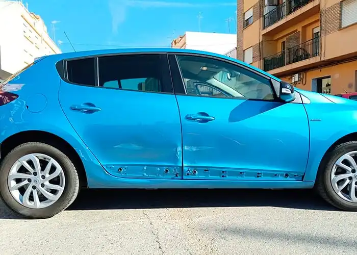 Daños laterales localizados en un coche azul