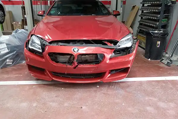 Coche rojo con daños frontales pendiente de valoración
