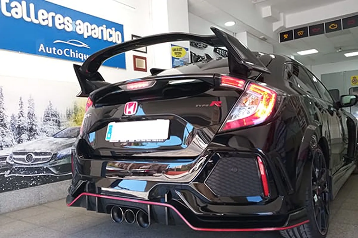 Honda Civic en un taller de chapa y pintura próximo a Alboraya