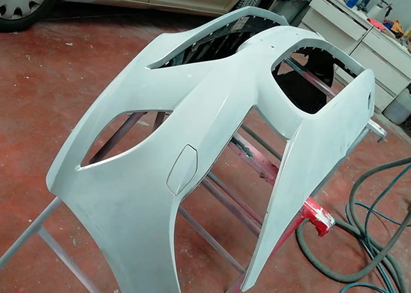 Paragolpes preparado para su acabado en un taller de Torrefiel
