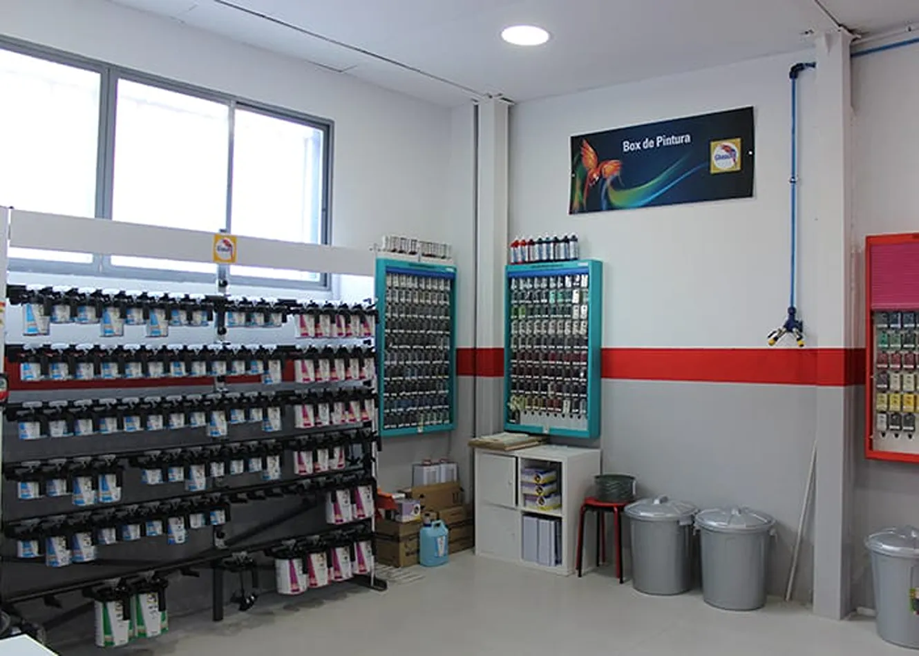 Zona de preparación de pintura en Talleres Aparicio