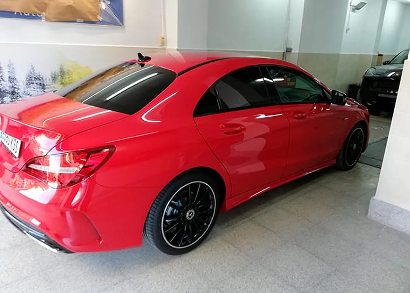 Coche rojo reparado en taller de chapa y pintura Coche rojo reparado con acabado exterior cuidado