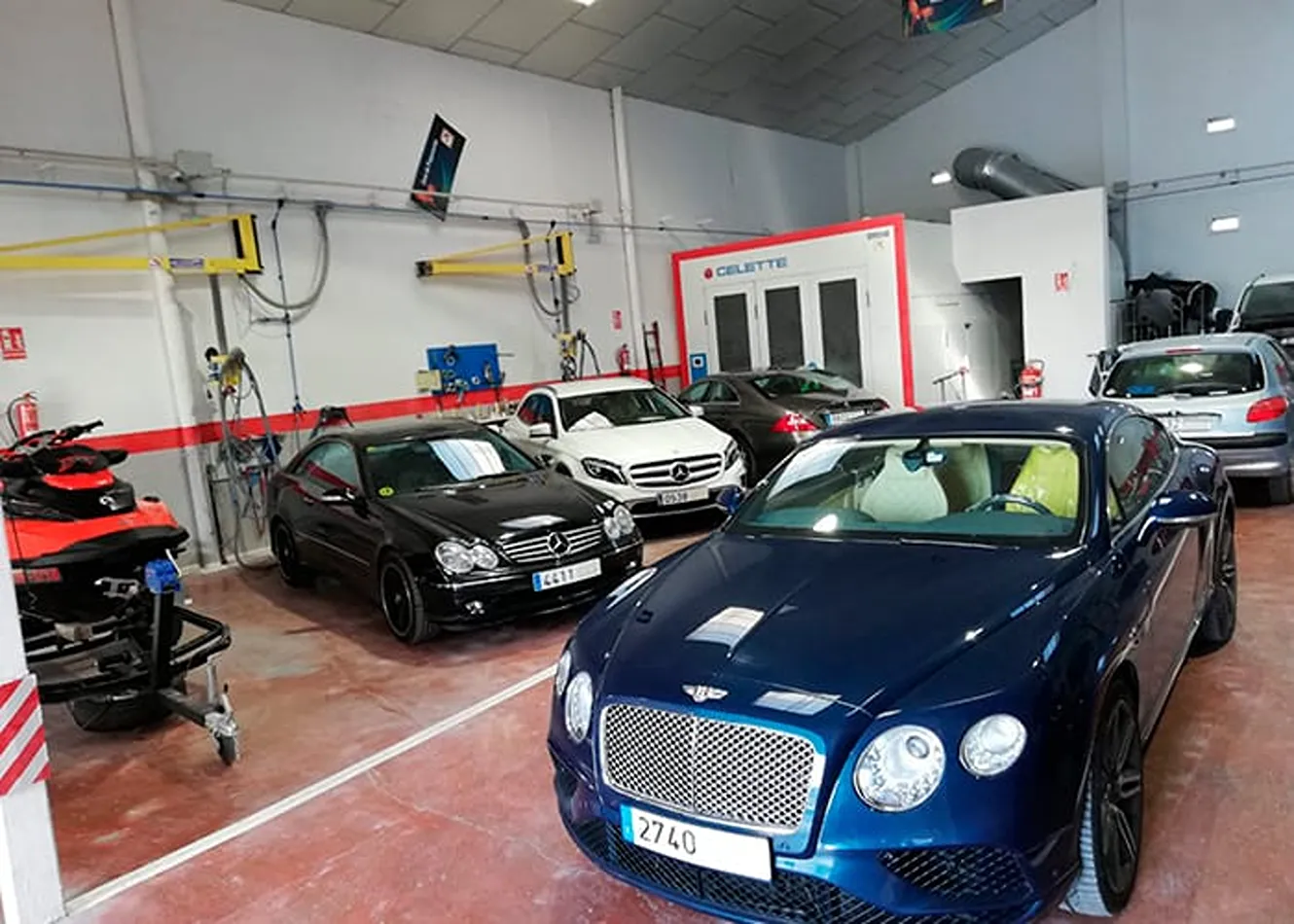 Instalaciones profesionales de chapa y pintura con coches premium en Valencia